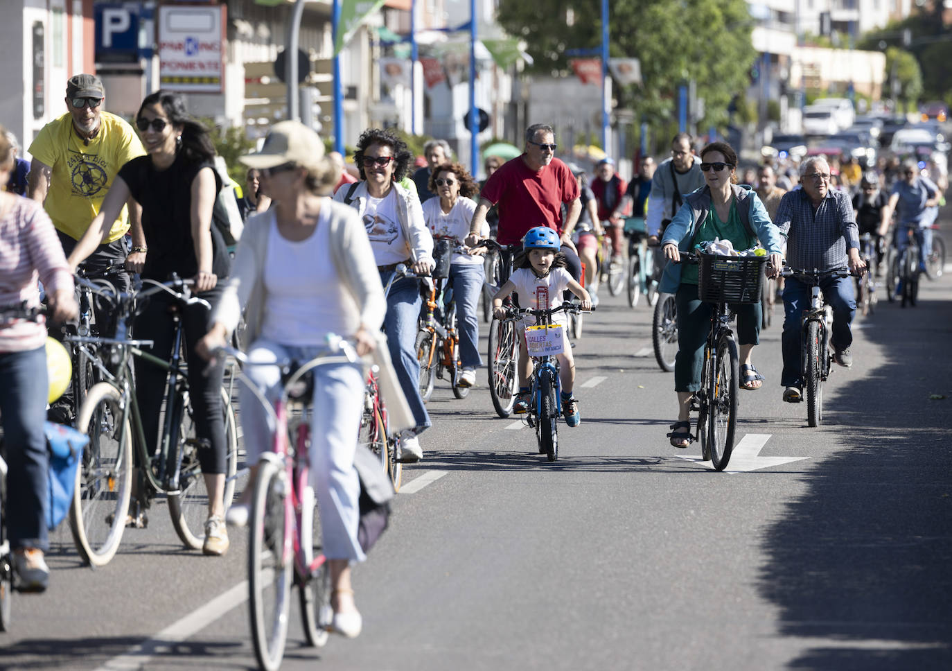 Las imágenes de la bicicletada por el carril de Isabel la Católica