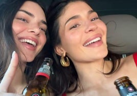 Kylie y Kendall Jenner beben Estrella Galicia durante sus vacaciones.