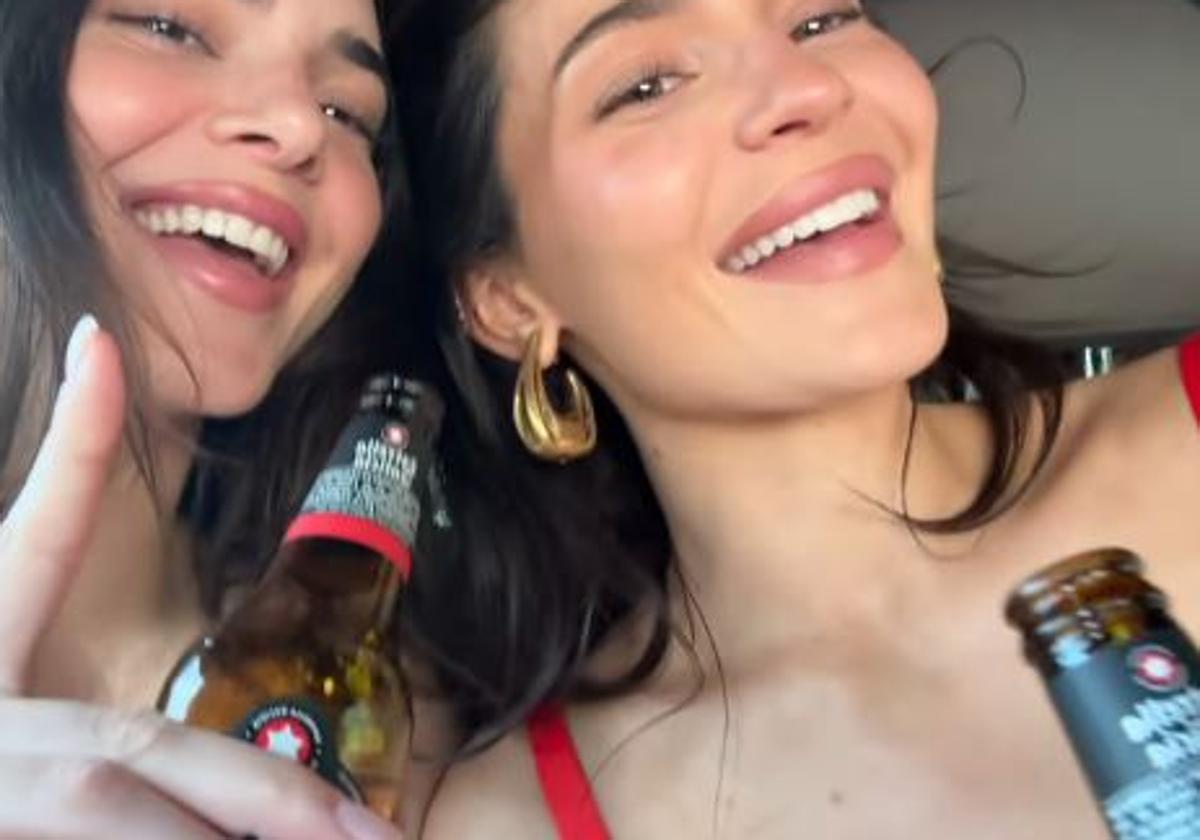 Kylie y Kendall Jenner beben Estrella Galicia durante sus vacaciones.