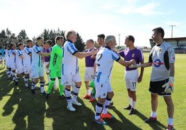 Saludo inicial entre las leyendas de la Real Sociedad y el Becerril.