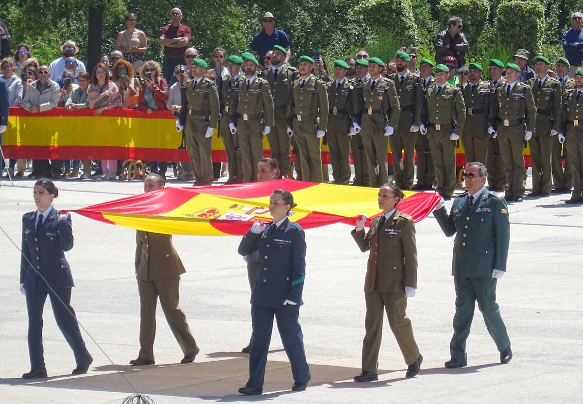 Solemne izado de bandera en la plaza del Milenio.