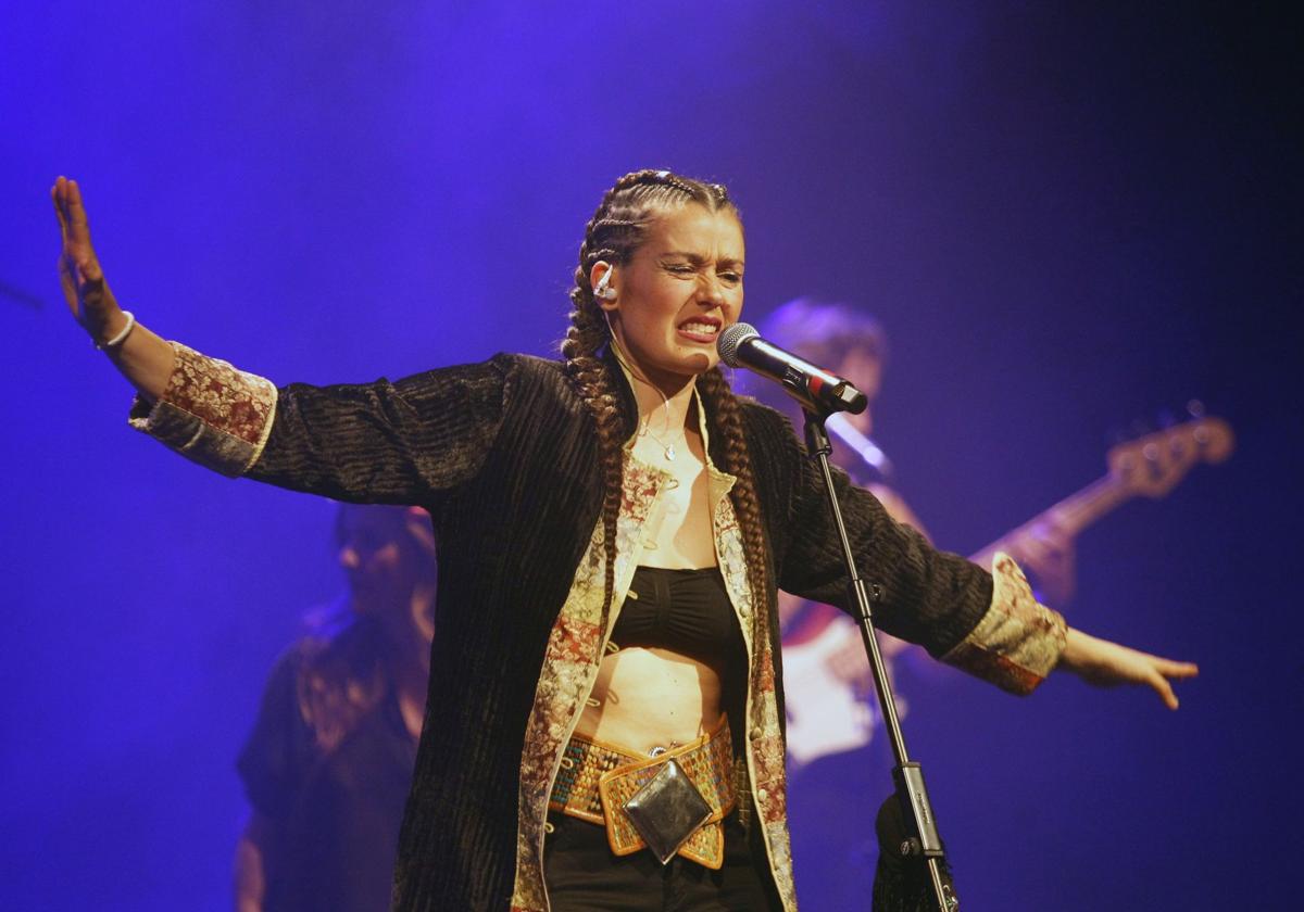 La segoviana Isabel Aaiún, durante su concierto en el teatro Juan Bravo del pasado febrero.