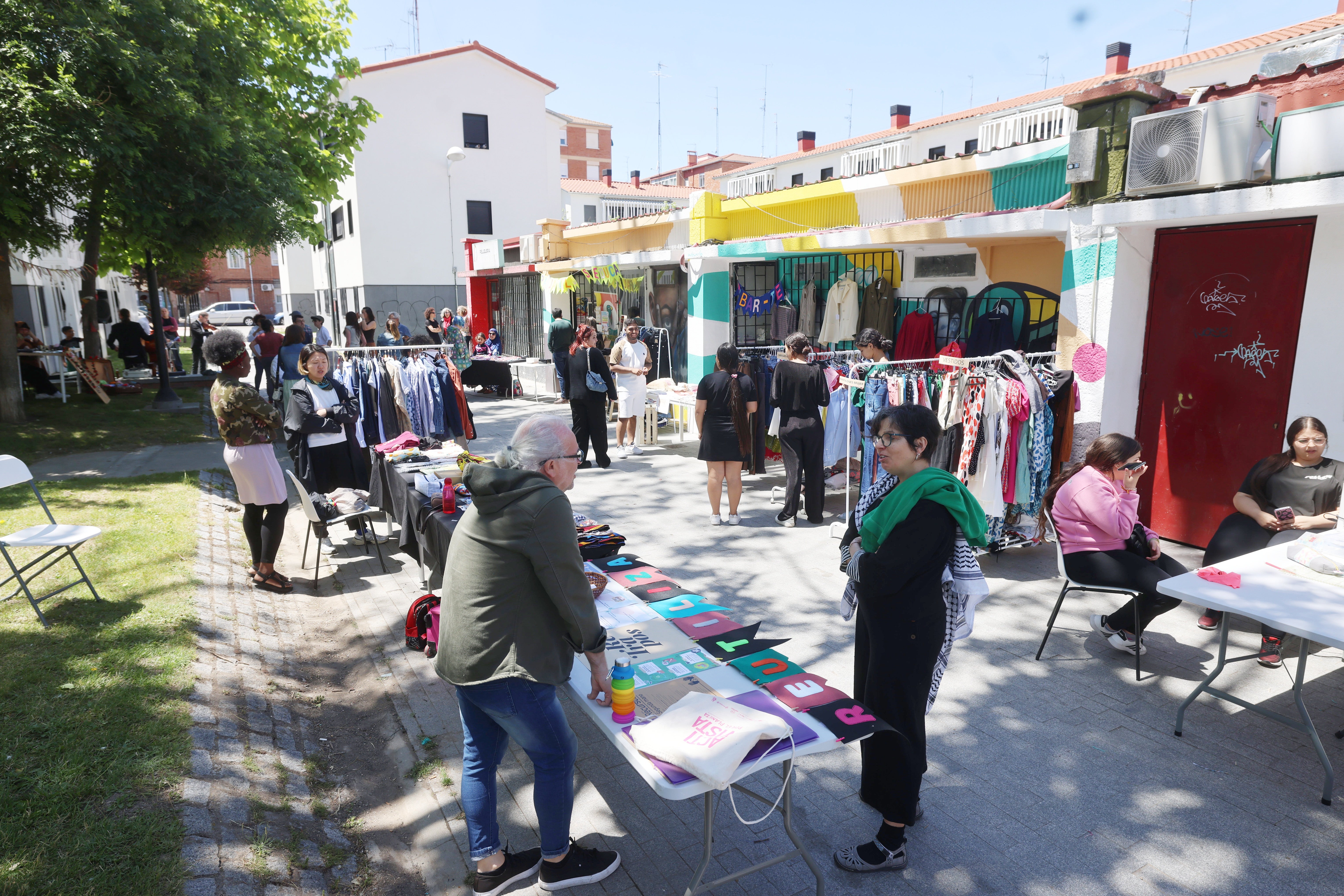 Mercado de ropa de segunda mano en Pajarillos