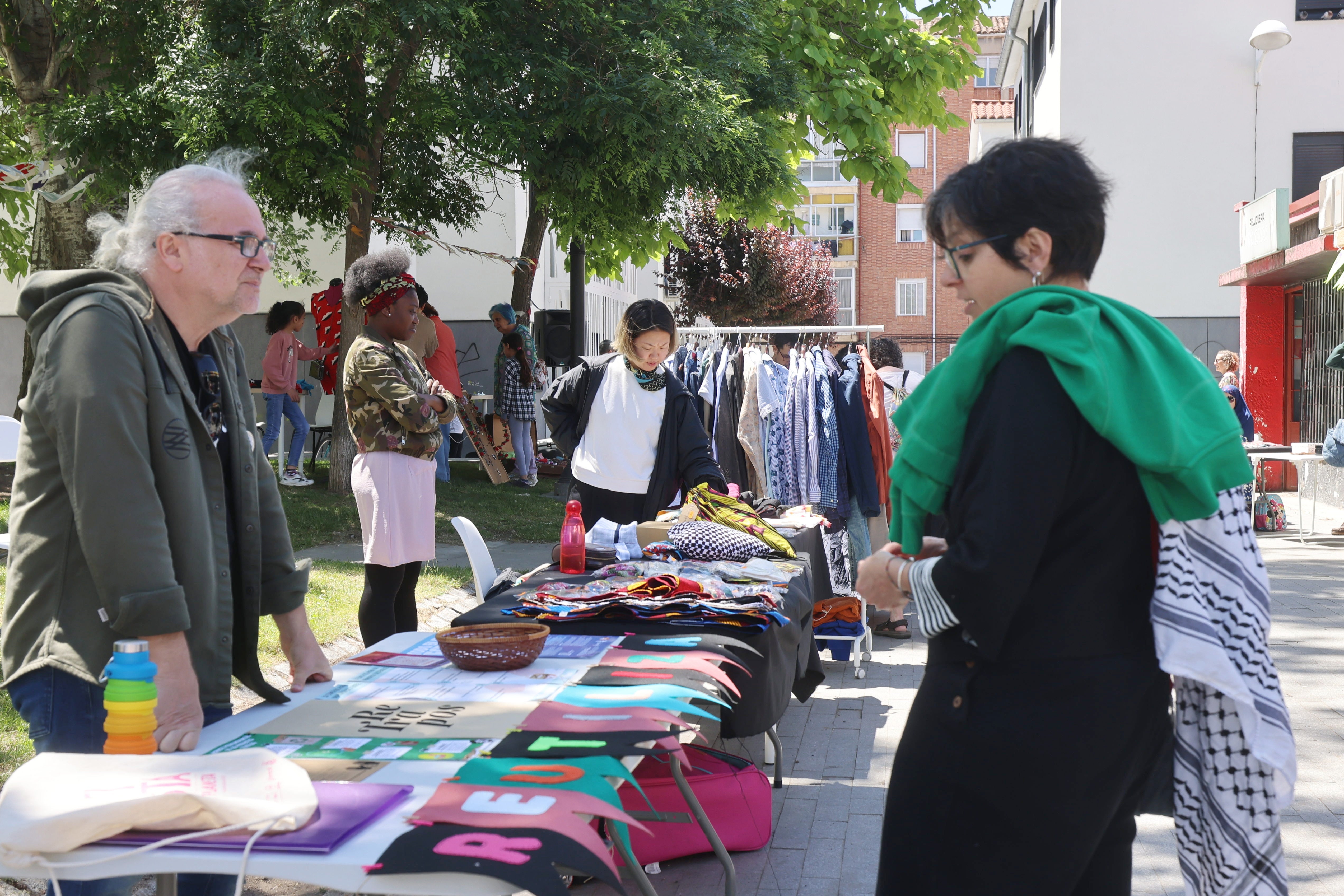 Mercado de ropa de segunda mano en Pajarillos