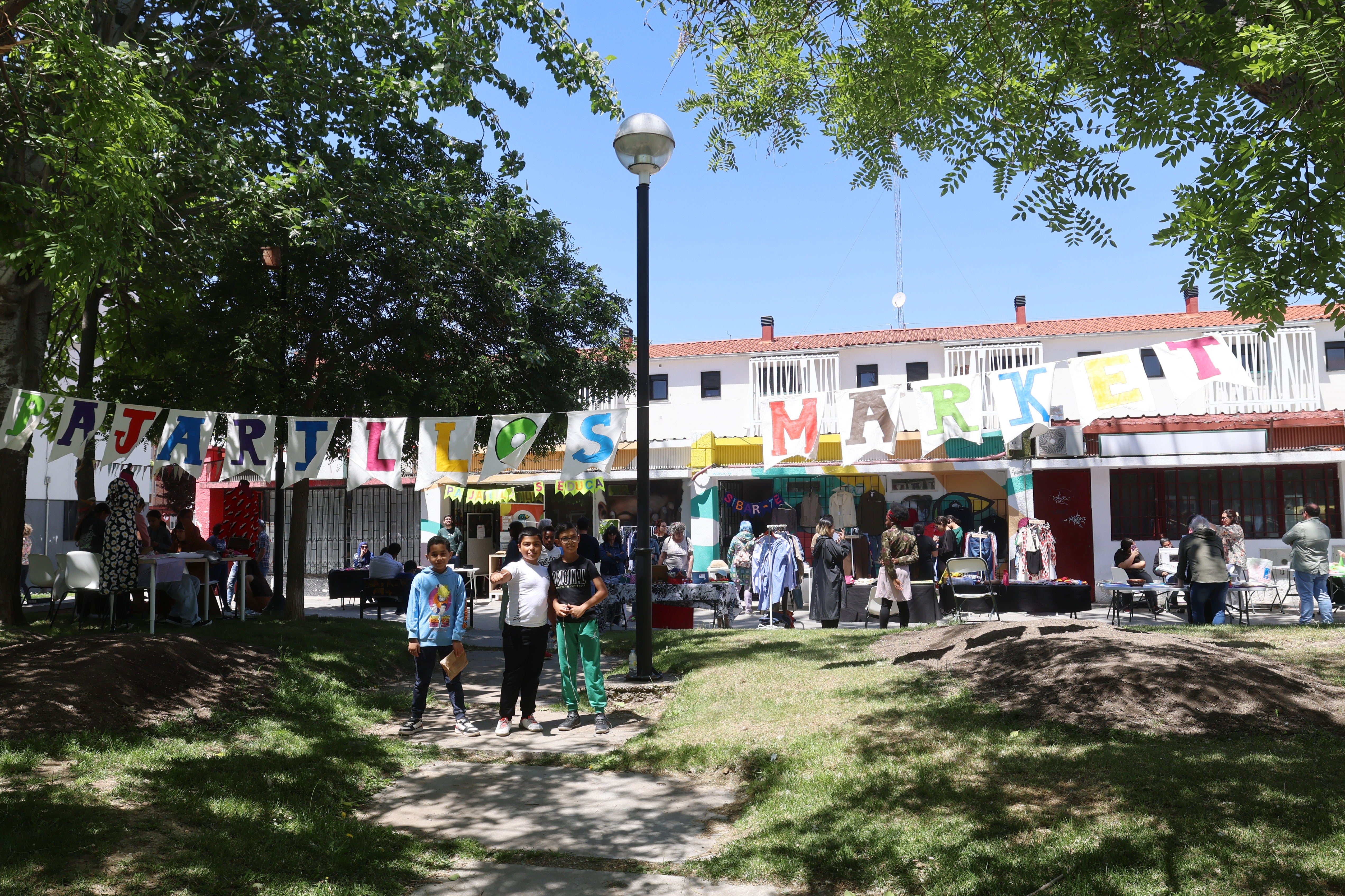 Mercado de ropa de segunda mano en Pajarillos