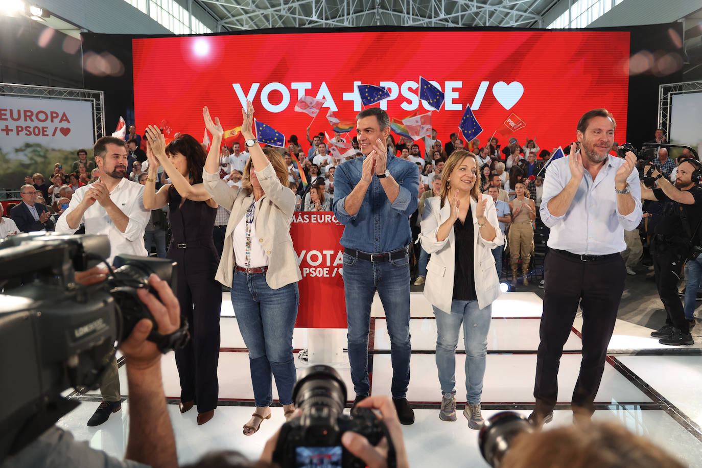 Pedro Sánchez y Óscar Puente en un acto de campaña en Valladolid