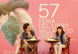 El escritor Juan Pablo Villalobos conversa con Angélica Tanarro en la Feria del Libro de Valladolid.