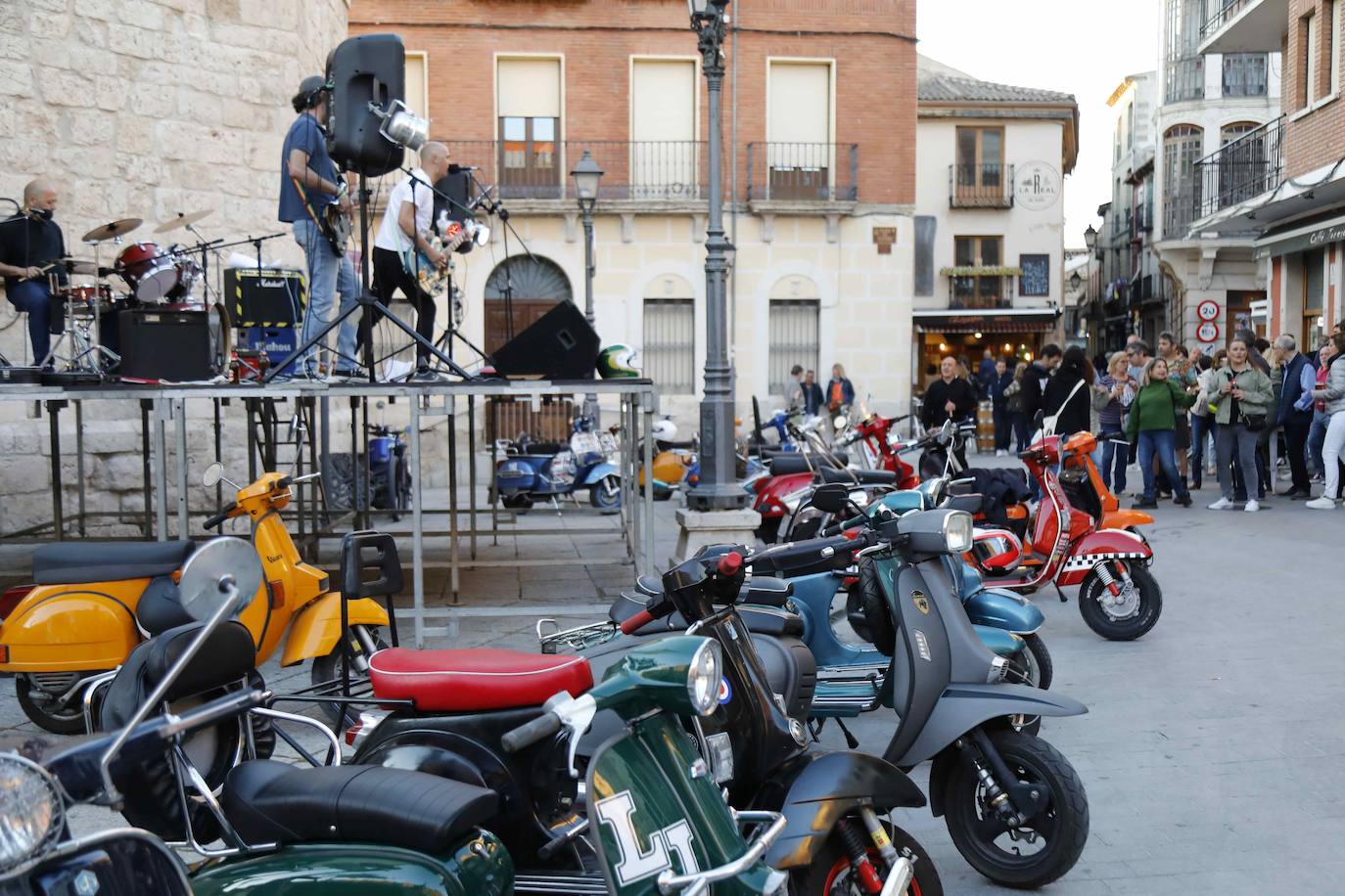 Las scooters más clásicas toman las calles de Peñafiel