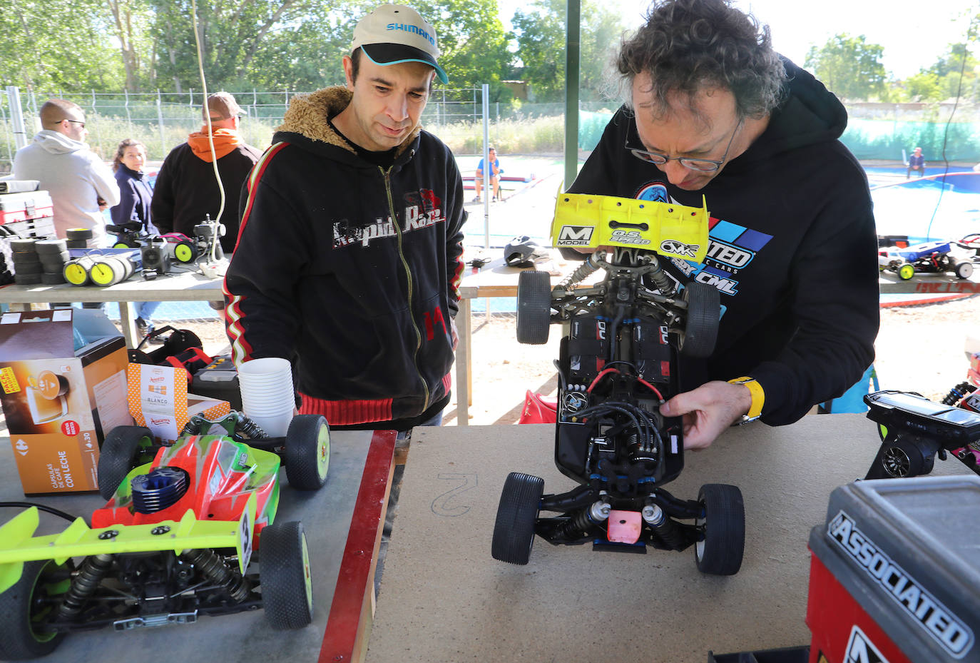 Carreras de coches radiocontrol en la Feria Chica