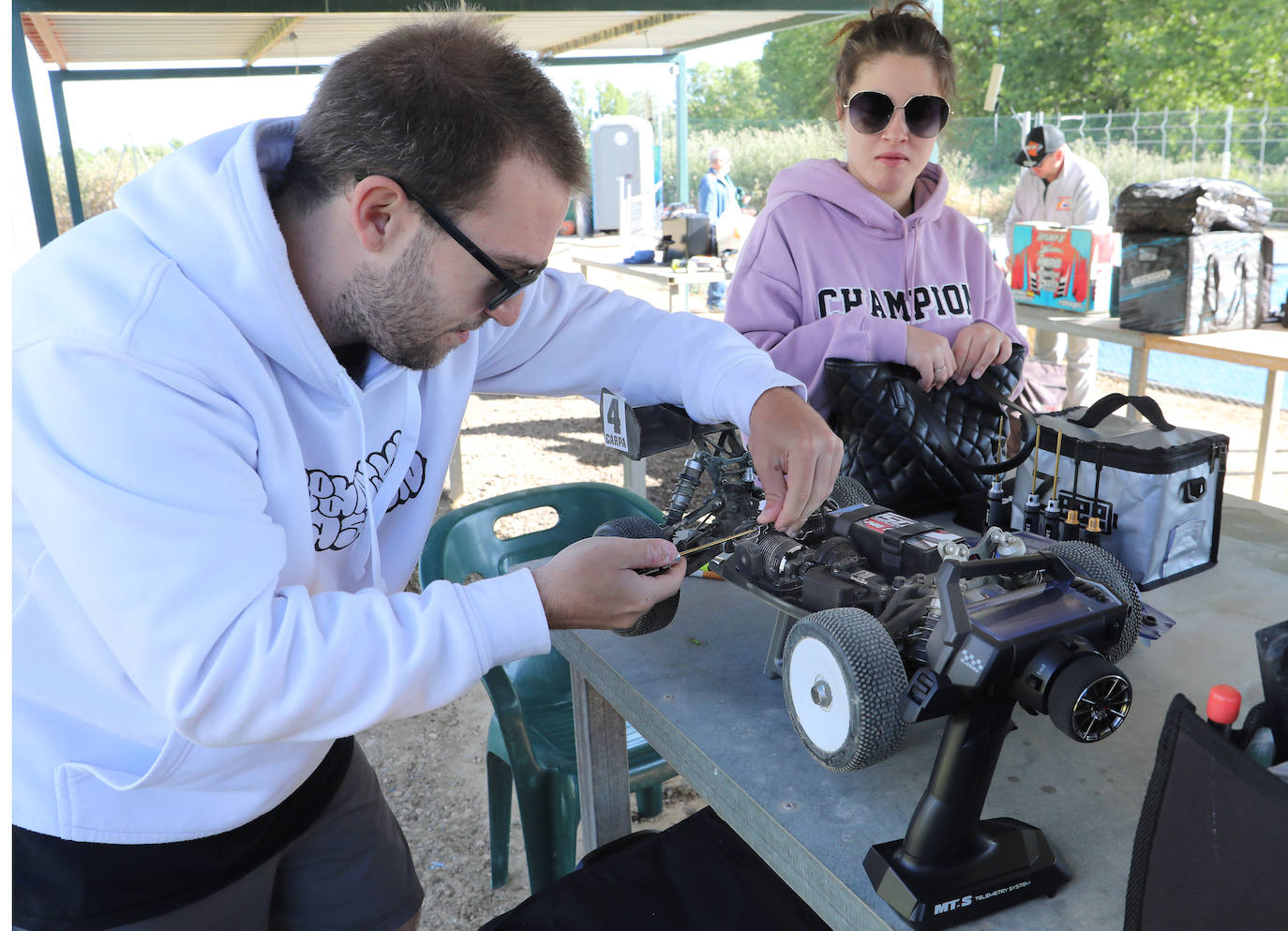 Carreras de coches radiocontrol en la Feria Chica