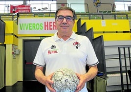 Julián Mateo, presidente del Balonmano Nava Viveros Herol, sujeta un balón durante la entrevista.