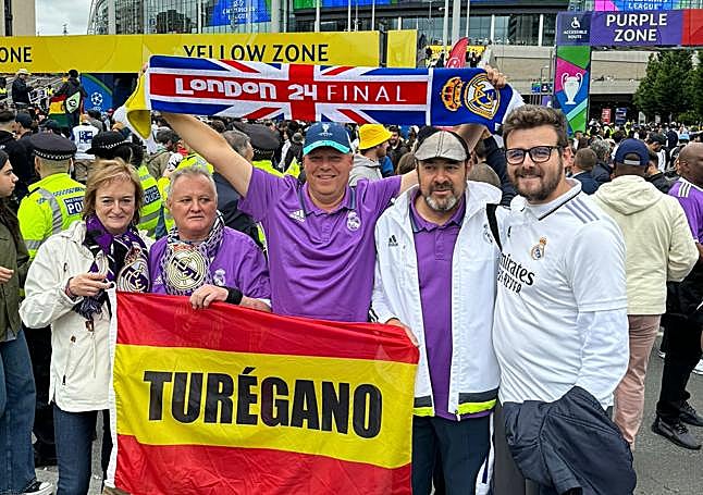 Mario García, su mujer, un amigo y su cuñado a la entrada de Wembley,