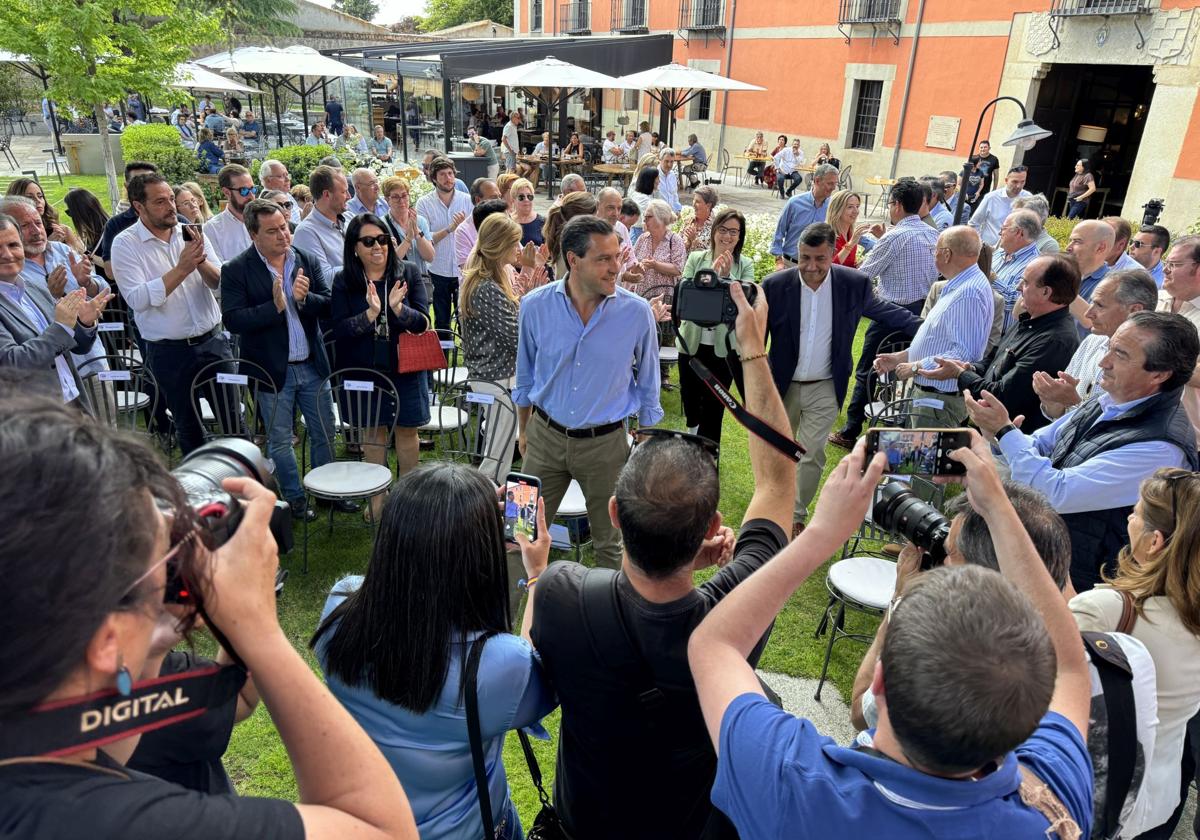 Raúl de la Hoz, en el centro, en un acto de campaña este domingo en Ávila.