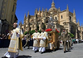 Inicio de la procesión del Corpus, con la carroza custodiada por miembros de la Academia de Artillería de Segovia.
