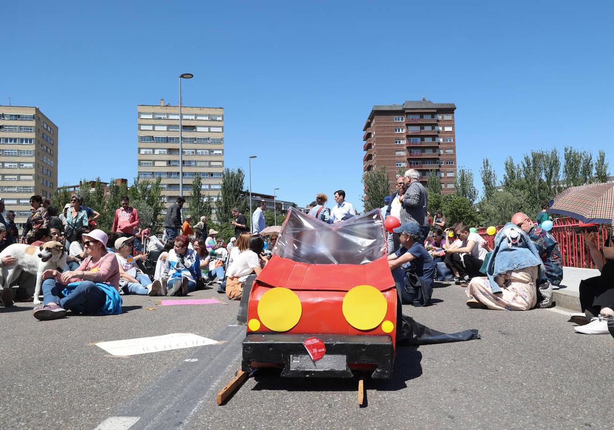 Sentada en el Puente Mayor de Valladolid