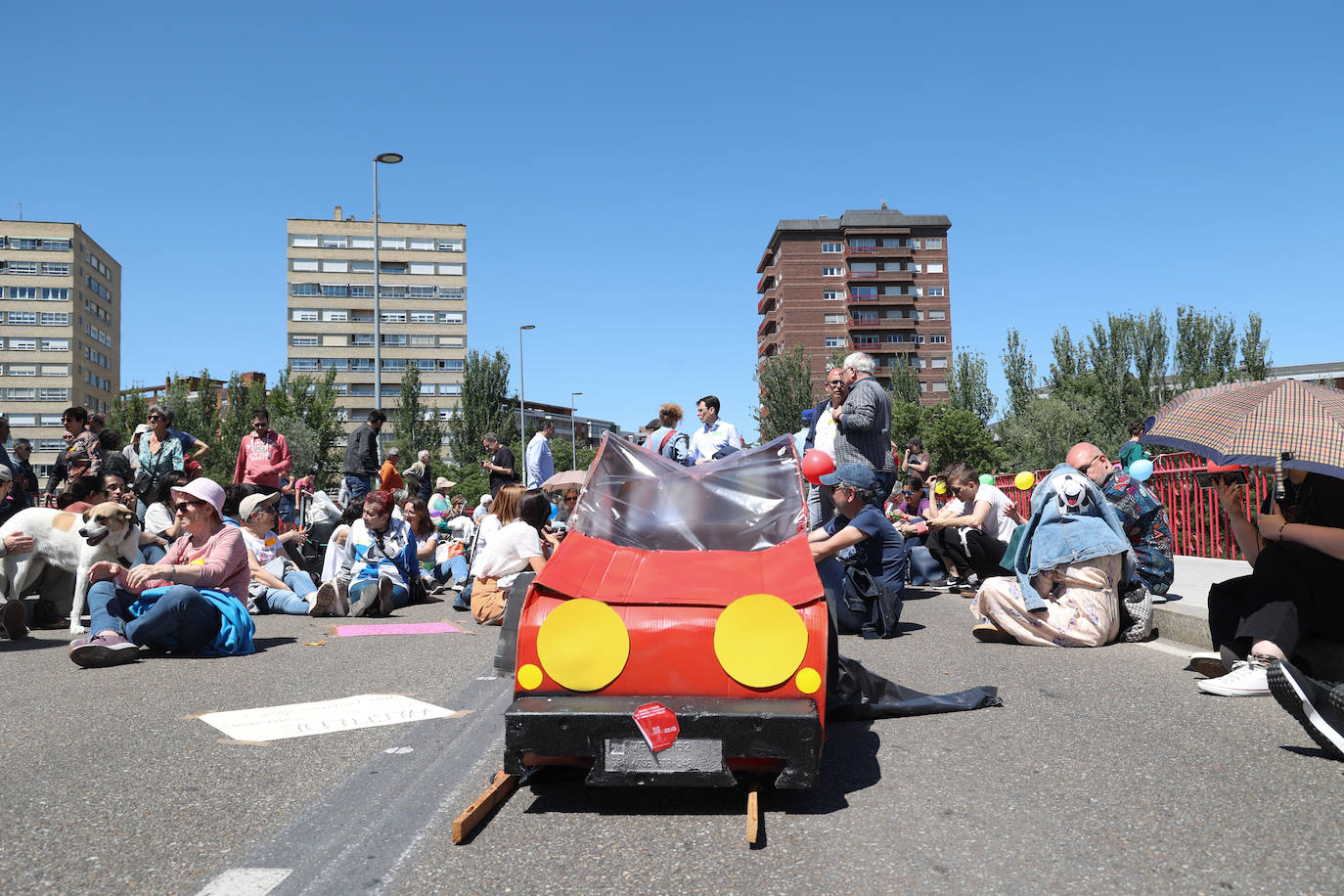 Sentada en el Puente Mayor de Valladolid