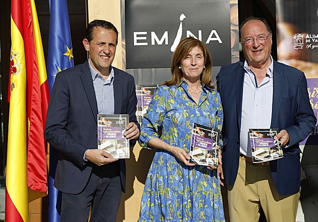 Conrado Íscar junto al matrimonio Esperanza Castro y Carlos Moro, de Bodegas Matarromera, mostrando la edición de papel de la nueva guía.