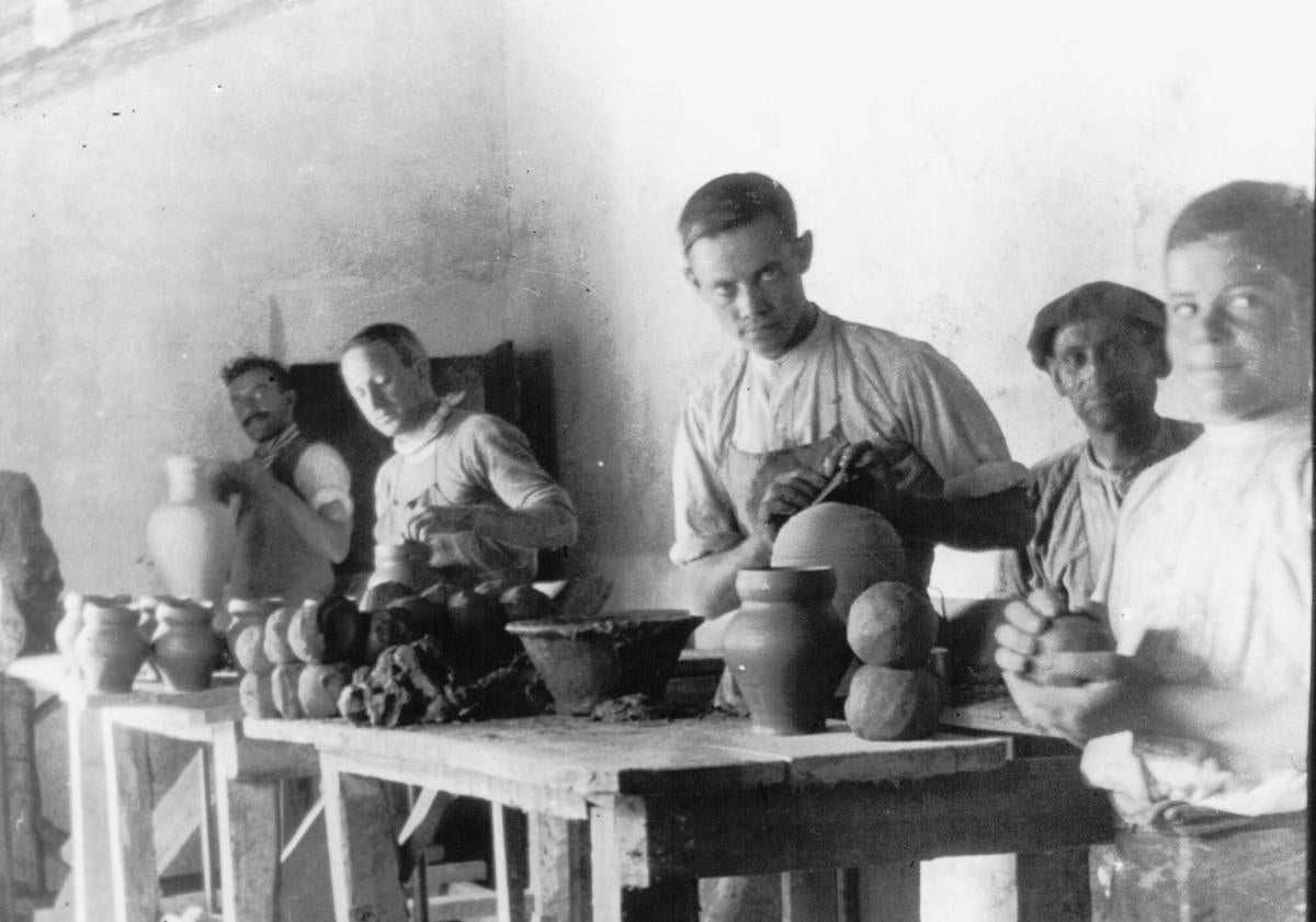 Imagen principal - Nicolás García (tercero por la derecha), abuelo materno de Chusma. Abajo, Jesús Maruel, Montse y Manuel García, en el obrador actual. A la derecha, patio de la alfarería familiar en los años sesenta del siglo XX.