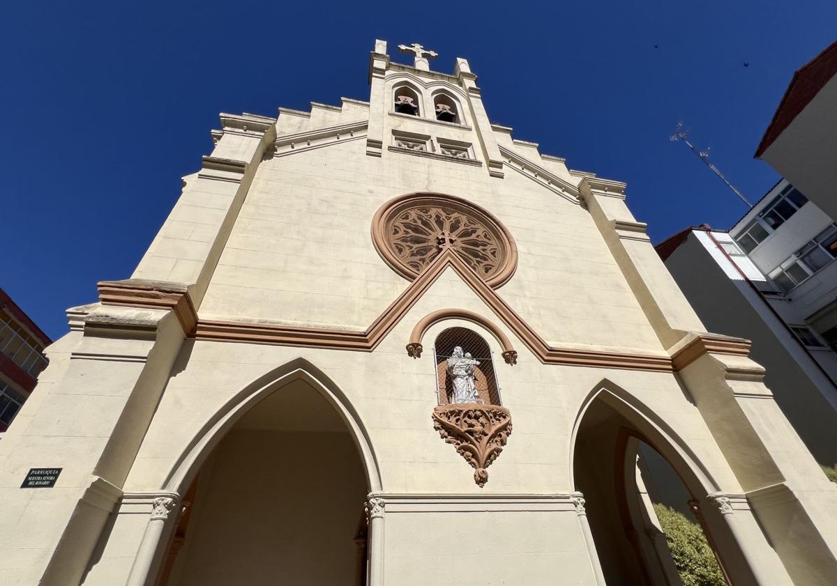 Imagen principal - La iglesia neogótica que celebró su primera misa de madrugada