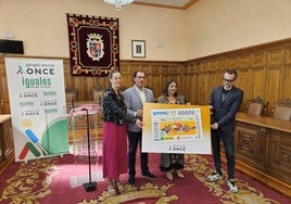 Alejandra Rodríguez e Ismael Pérez, directivos de la ONCE, con la alcaldesa de Palencia y David Frechilla, portavoz del festival.