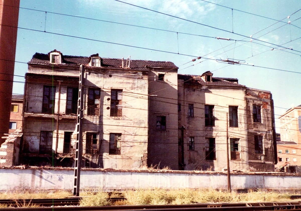 Imagen principal - Arriba, fachada del inmueble que daba a las vías, en 1982; abajo, la actriz dando el pregón de las fiestas de Valladolid en 1985 y plano de la fachada y de la planta baja de su casa natal en 1938.