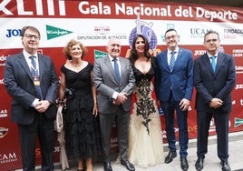 El alcalde de Valladolid, Jesús Julio Carnero, la concejala Mayte Martínez y el diputado Javier González posan en Albacete con directivos de la Asociación de la Prensa Deportiva.