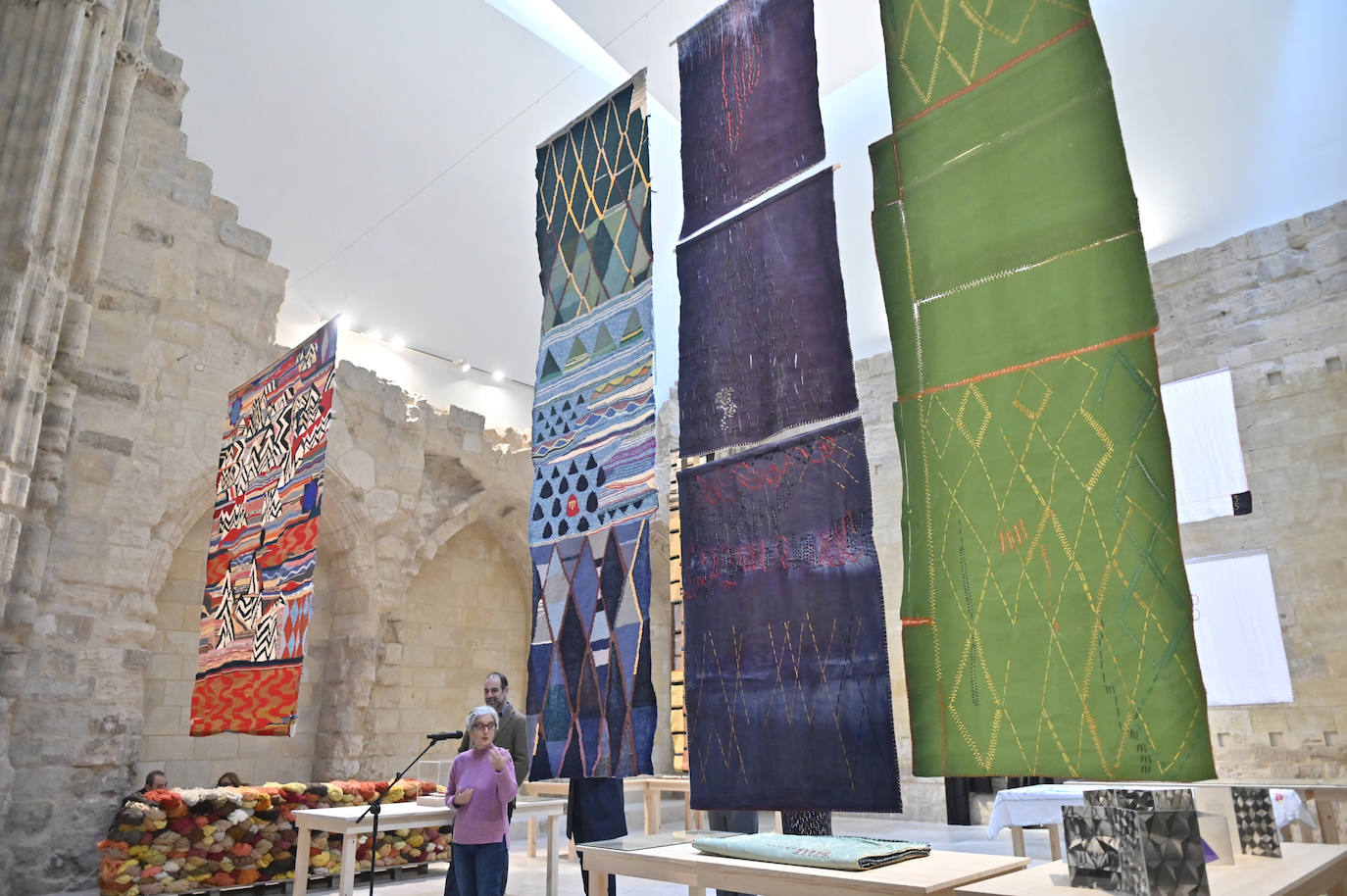 Teresa Lanceta, durante la presentación de la exposición en la Capilla de los Saldaña.