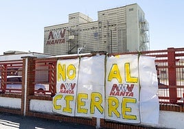 Pancarta contra el cierre de Nanta en el exterior de la fábrica de Tudela de Duero.