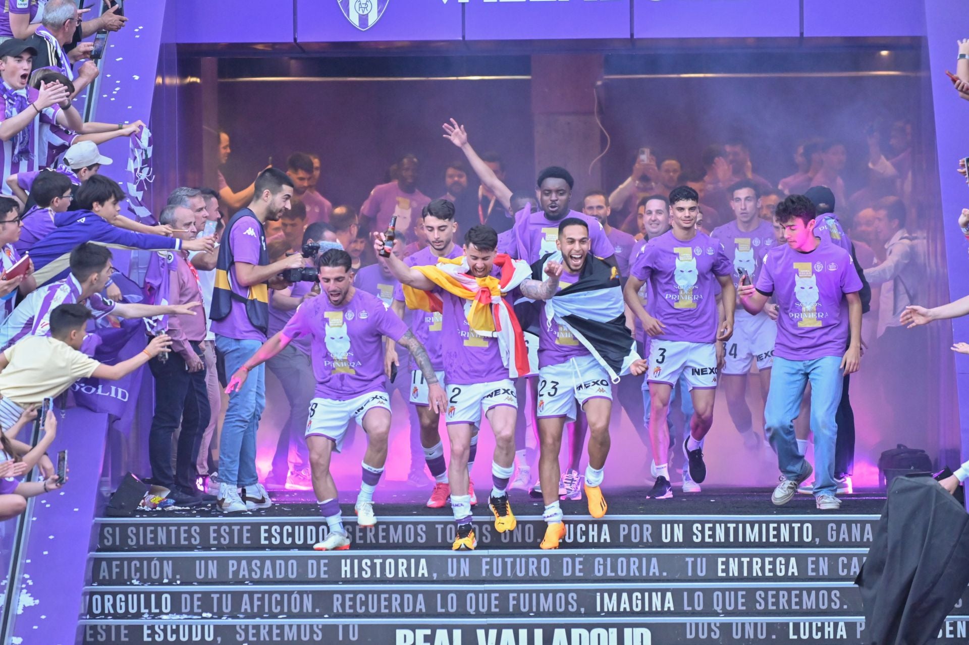 La plantilla del Real Valladolid celebra el ascenso.