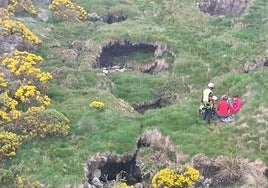 Rescate de una menor en Solana de Ávila, este domingo.