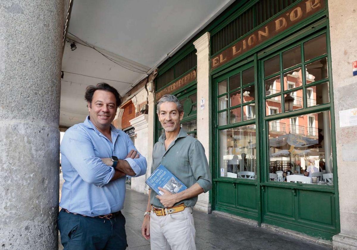 Los hosteleros César Garrote y Juan Mate posan a las puertas del centenario establecimiento.