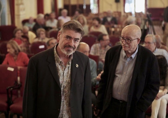 Ildefonso Rodríguez, junto al poeta Miguel Casado, que presentó la obra del escritor leonés en el Círculo de Recreo.