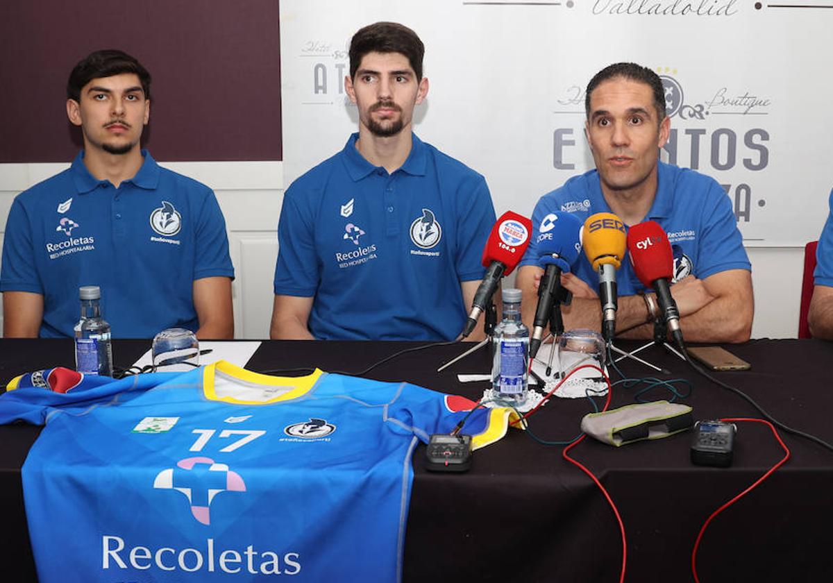 Mario Arranz, a la derecha de la imagen, junto a Gustavo Oliveira y Lucas Ribeiro.