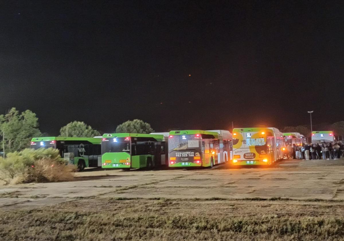 Autobuses movilizados el pasado viernes con motivo del concierto de Melendi en la Antigua Hípica.