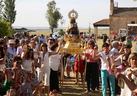 Procesión con la Virgen de los Remedios a la salida de la ermita.