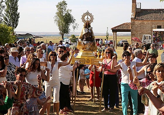 Procesión con la Virgen de los Remedios a la salida de la ermita.