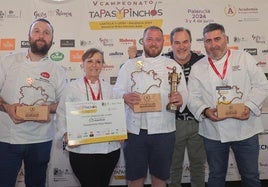 Los ganadores del V Campeonato de Tapas y Pinchos de Castilla y León posan con sus trofeos.