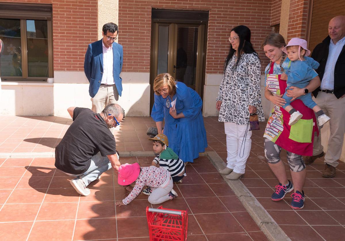 La presidenta de la Diputación, Ángeles Armisén, saluda a los niños en Fuentes de Nava.