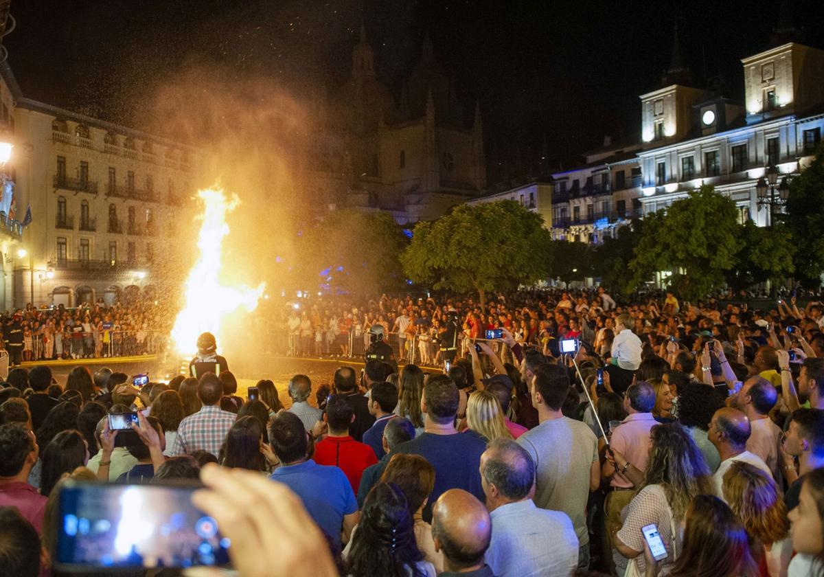 Hoguera de San Juan en la Plaza Mayor de Segovia.