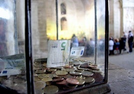 Imagen de archivo de una hucha en una iglesia.