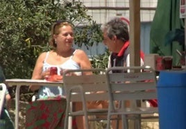 Mayte y Fernando en una terraza en Marbella.