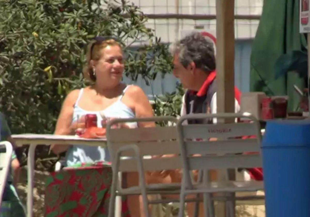 Mayte y Fernando en una terraza en Marbella.