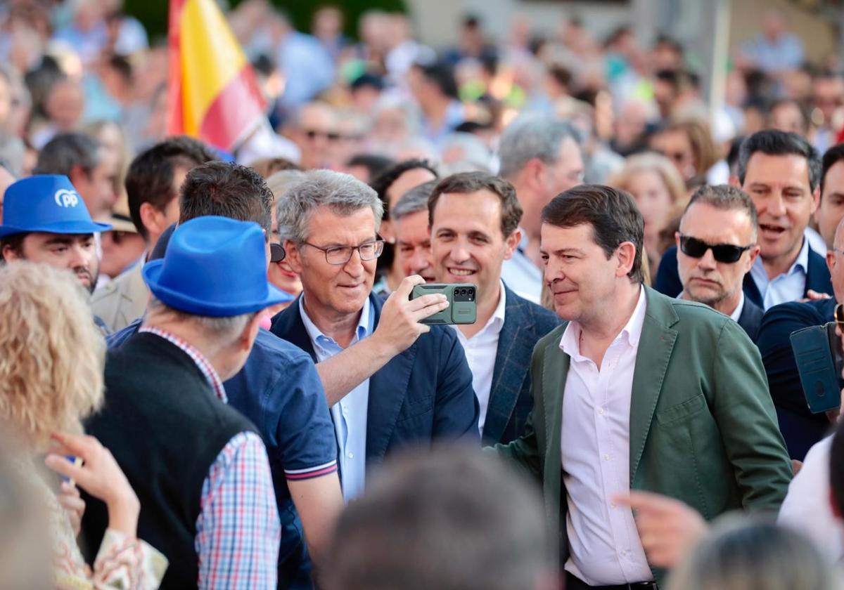 Aberto Núñez Feijóo, Conrado Íscar y Alfonso Fernández Mañueco, a su llegada al mitin en San Pablo.