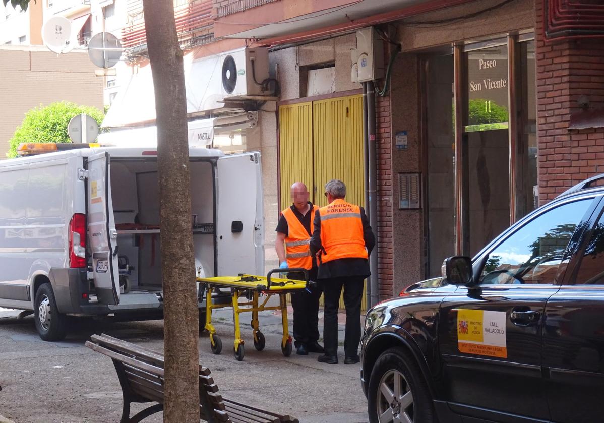 El servicio forense accede al edificio para trasladar el cuerpo de la víctima.