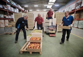 Voluntarios del Banco de Alimentos, en la sede de la ONG en el poligono de Argales.