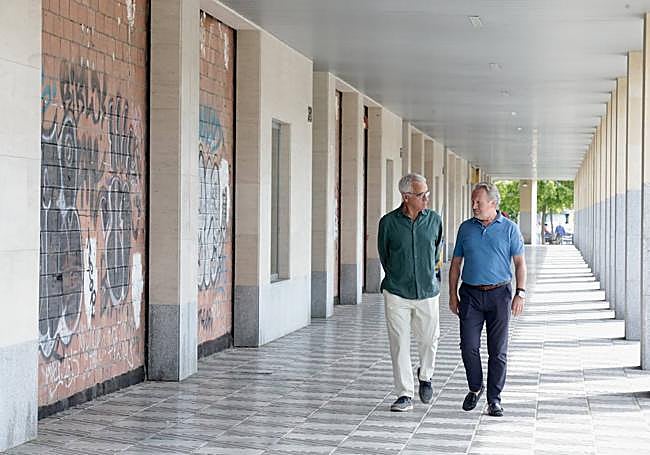 Mario Pírez y Fernando Álvarez pasean por delante de los locales que se convertirán en apartamentos turísticos.