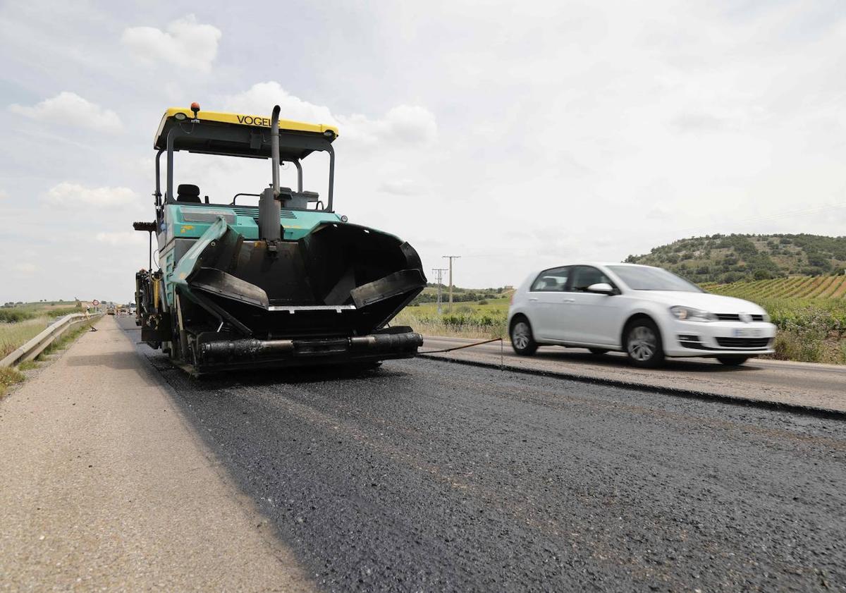 Imagen principal - Arriba, tramo en obras. Debajo, zona señalizada, con limitación a 70 por hora y baches aún sin reparar.