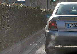 Un vehículo circula por Valladolid, en una imagen de archivo.