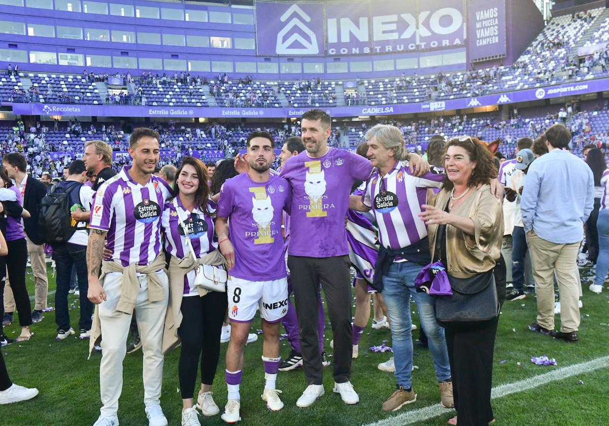 Pezzolano y Monchu celebran el ascenso a pie de césped, con la publicidad de Inexo al fondo.