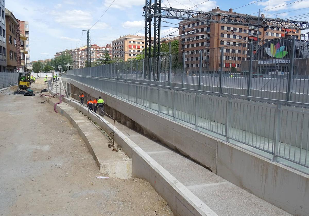 Trabajos de urbanización en torno al nuevo paso bajo las vías entre las calles Guipúzcoa y Estación y Padre Claret, del lado estas dos últimas.